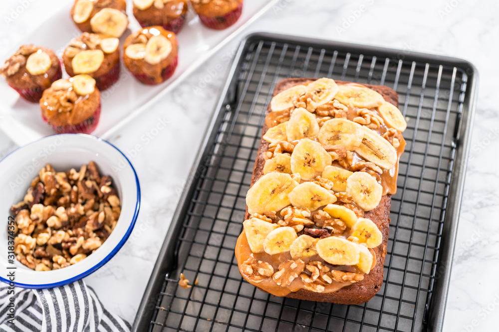 Naklejka premium Baking banana bread