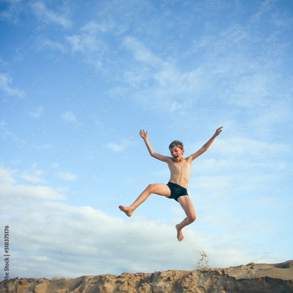 enfant joyeux sautant en l'air