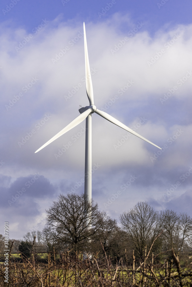 Éolienne dans un paysage de bocage vendéen - Ciel bleu avec quelques nuages - Parc éolien Éolienne dans un paysage de bocage vendéen - Ciel bleu avec quelques nuages - Parc éolien