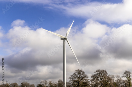 Éolienne sur un fond de ciel bleu avec quelques nuages dans le bocage vendéen - Parc éolien 