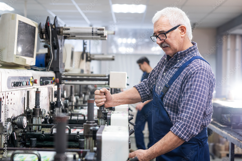 Senior printing press operator Senior printing press operator
