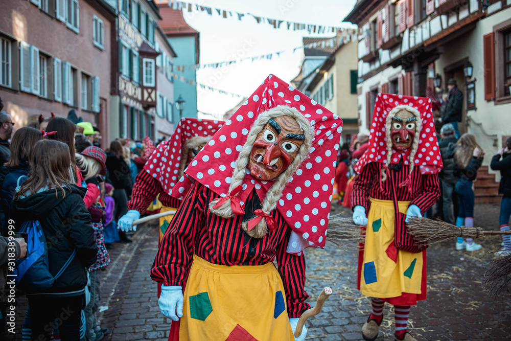 hexe - schellenberg hexen donaueschingen - hexe mit gepunktetem roten  kopftuch - fastnachtsumzug - ettenheim - southern germany Stock Photo |  Adobe Stock