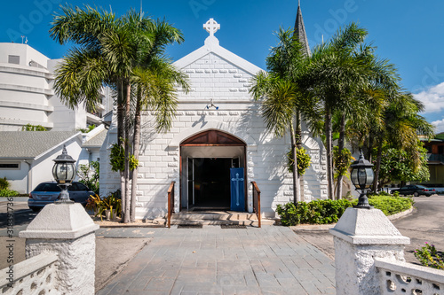 Cuadro en lienzo Entrance of a white church in George Town, Grand Cayman.