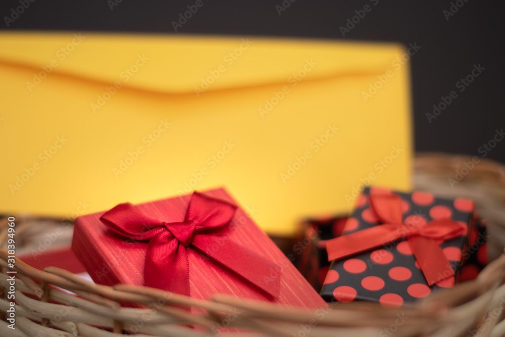 Dos regalos san valentín y sobre amarillo día de los enamorados Stock-Foto  | Adobe Stock