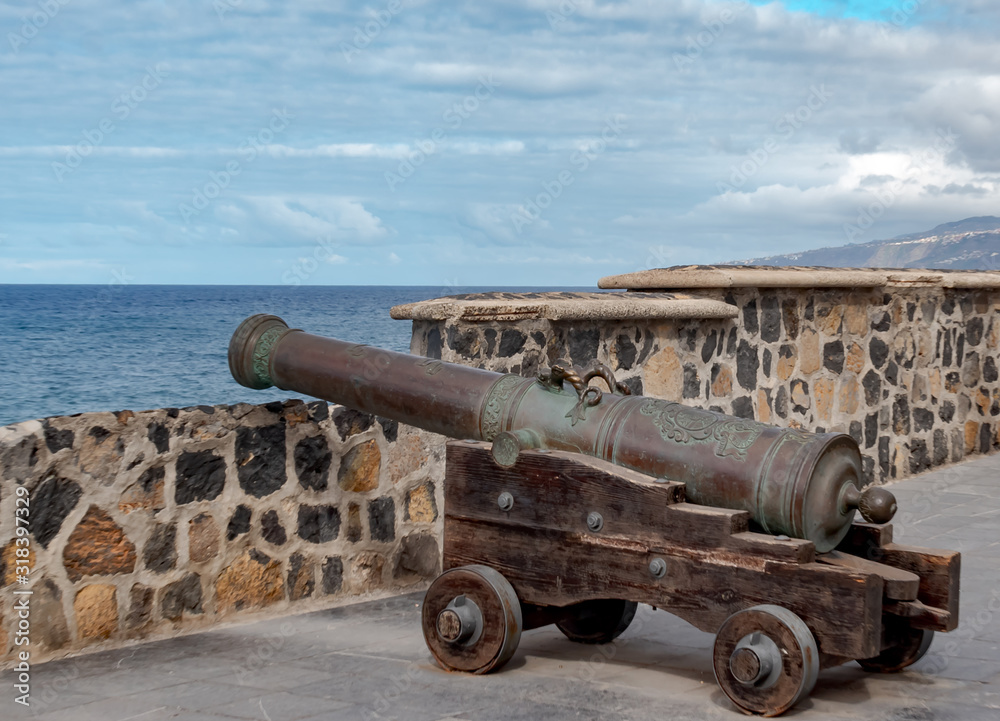 Port, Puerto de la Cruz, Tenerife, Canaria - In the Middle Ages, an old cannon secured the harbor entrance of Puerto de la Cruz.