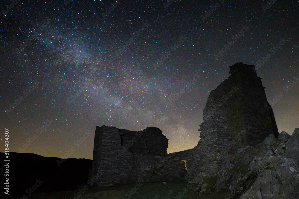 Obraz premium The Milky Way over a derelict old ruin