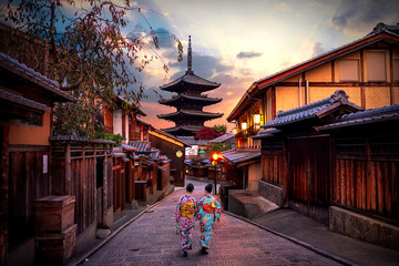 Papier peint photo Kyoto Geishas en kimono près pagode Yasaka  © Travel mania