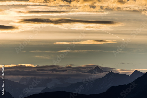 Sonnenaufgang in den Alpen im Herbst