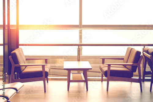 Obraz na plátně カフェ、ラウンジのソファーでくつろいだり仕事をする Table and Sofa in Cafe, tea house, restaurant and loun