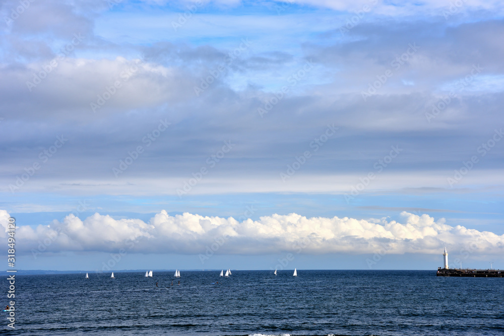湘南沖に浮かぶヨットと白い雲