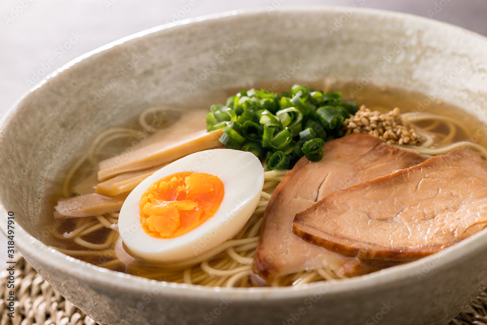 ほんわか湯気の立つ、熱々の醤油ラーメンのアップ ほんわか湯気の立つ、熱々の醤油ラーメンのアップ