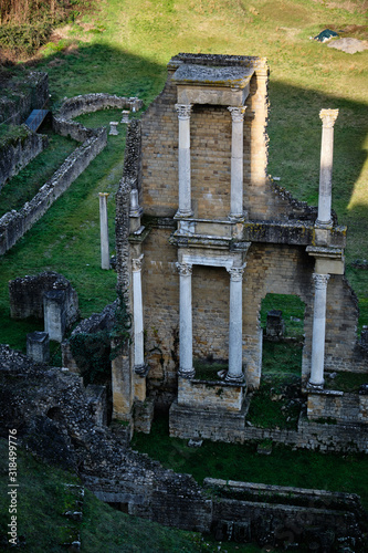 Foto scattata ai resti del Teatro romano di Volterra.