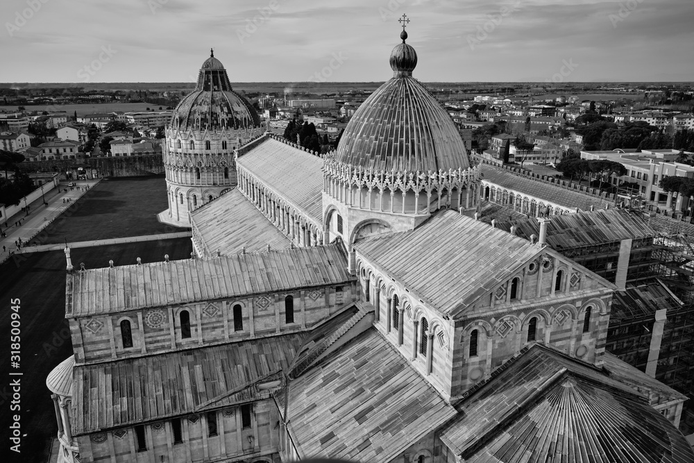 Foto scattata dalla cima della Torre di Pisa nella famosa Piazza dei Miracoli.