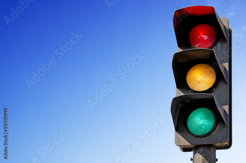 Feux de signalisation vert, orange, rouge photo