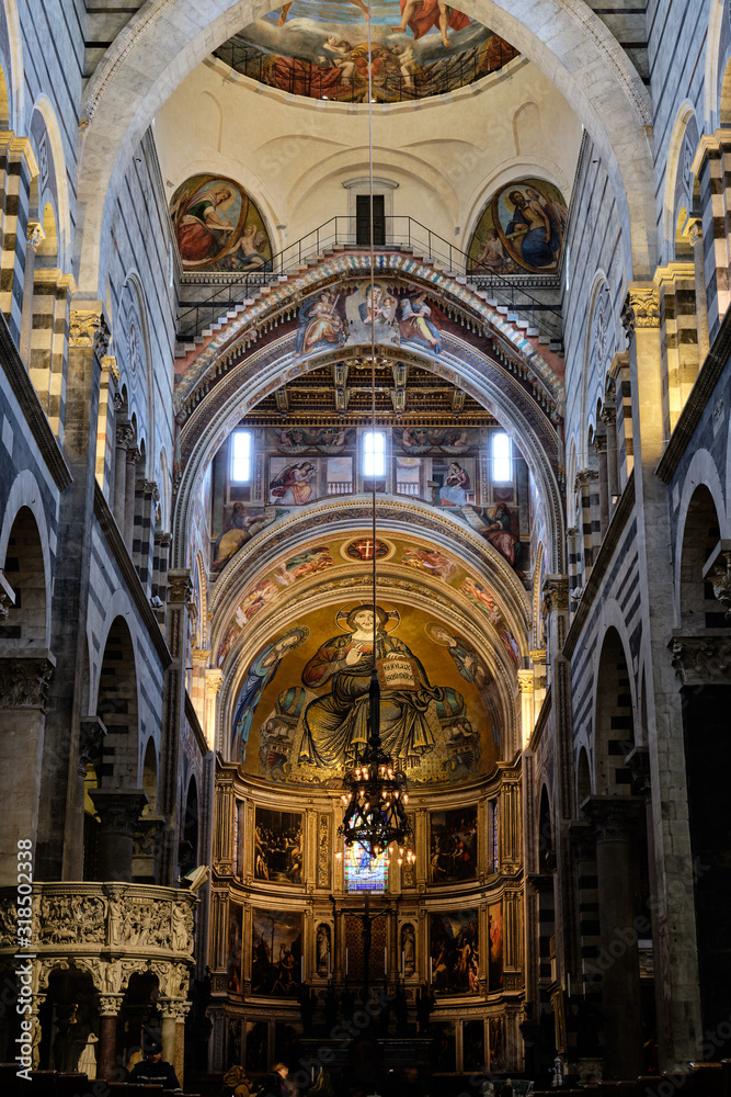 Foto scattata all'interno della Cattedrale nella famosa Piazza dei miracoli a Pisa.