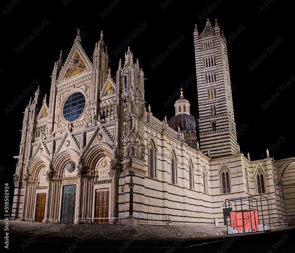 Foto scattata di notte al famoso Duomo di Siena.