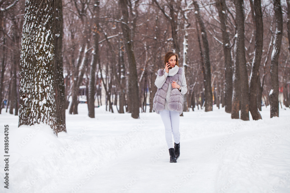 Obraz premium Fashion young girl in the winter time