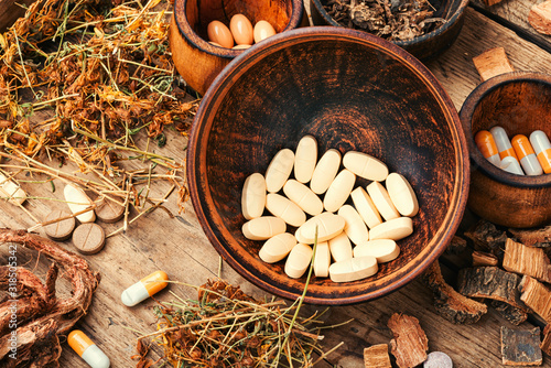 Foto Medical pills with healing herbs