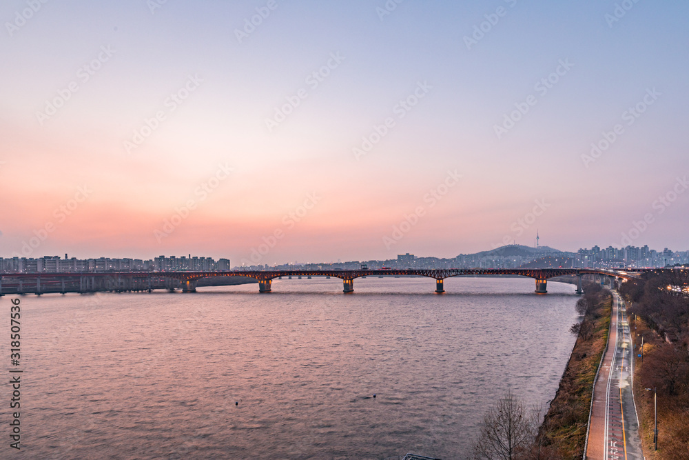 Fototapeta premium 서울 서울숲 한강공원에서 바라본 한강 노을