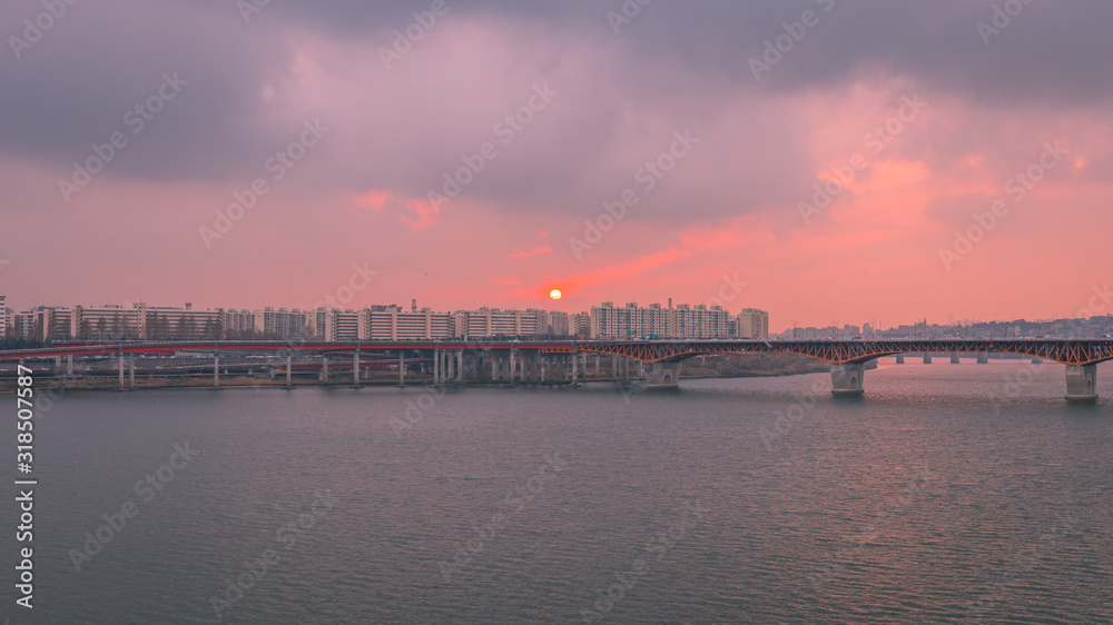 Fototapeta premium 서울 서울숲 한강공원에서 바라본 한강 노을