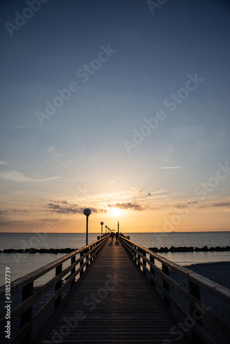 Seebr  cke an der Ostseek  ste in Wustrow beim Sonnenuntergang 