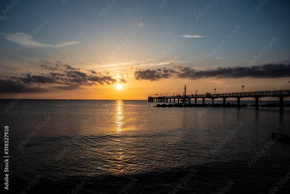 Seebrücke an der Ostseeküste in Wustrow beim Sonnenuntergang 