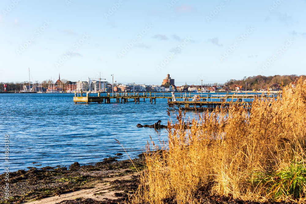 Blick auf die Stadt Eckernförde an der Ostsee im Winter