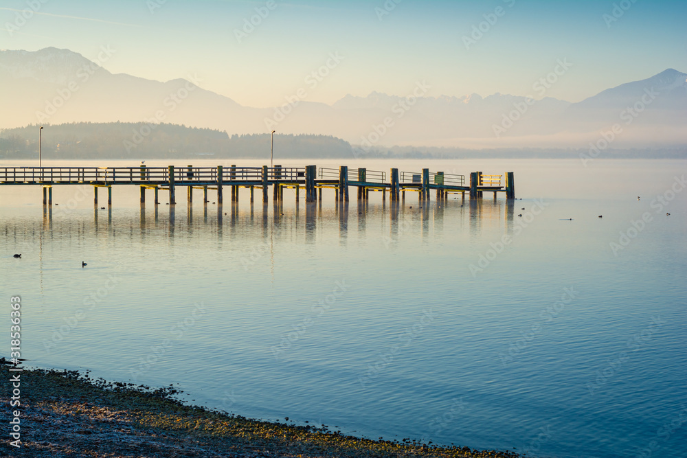 Fototapeta premium Sonnenaufgang am See und Berge im Nebel - Morgen am Chiemsee