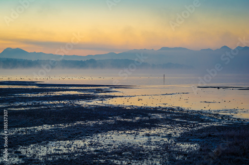 See und Berge im Nebel - Chiemsee im Sonnenaufgang