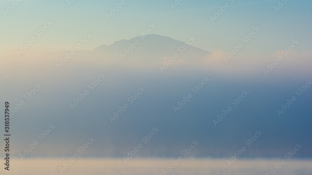 Sonnenaufgang am See und Berg im Nebel - Chiemsee in den Alpen