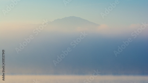 Sonnenaufgang am See und Berg im Nebel - Chiemsee in den Alpen