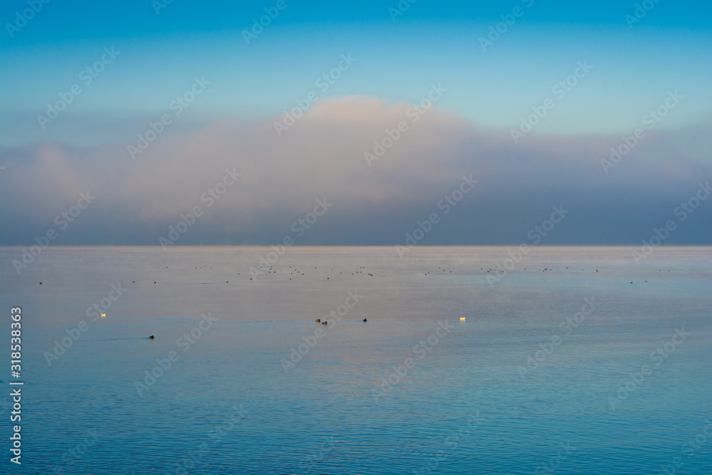 Nebel am See im Sonnenaufgang