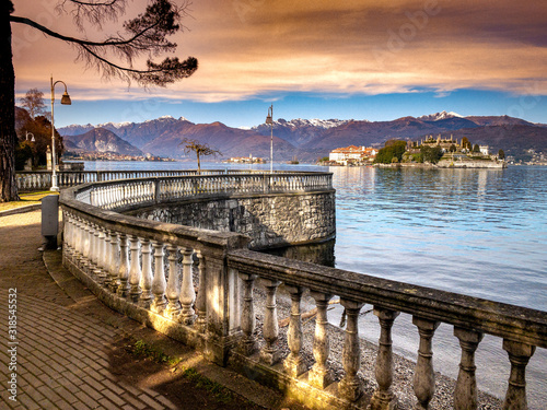 Obraz na plátně Vista delle Isole Borromee dalla passeggiata di Stresa sul lungo lago