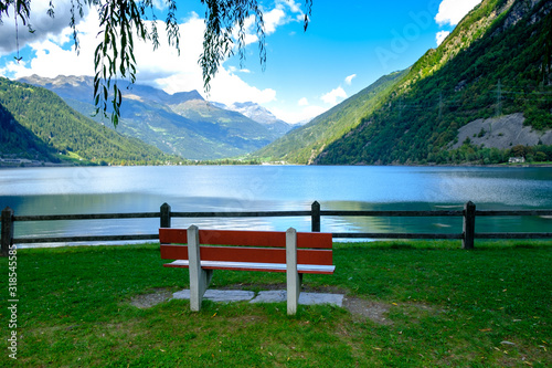 Panchina senza persone con vista panoramica su un lago di montagna in Svizzera