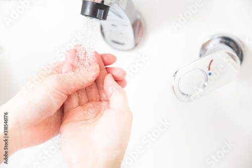 洗面所でハンドソープ・石鹸を使って手洗いする。感染予防対策。