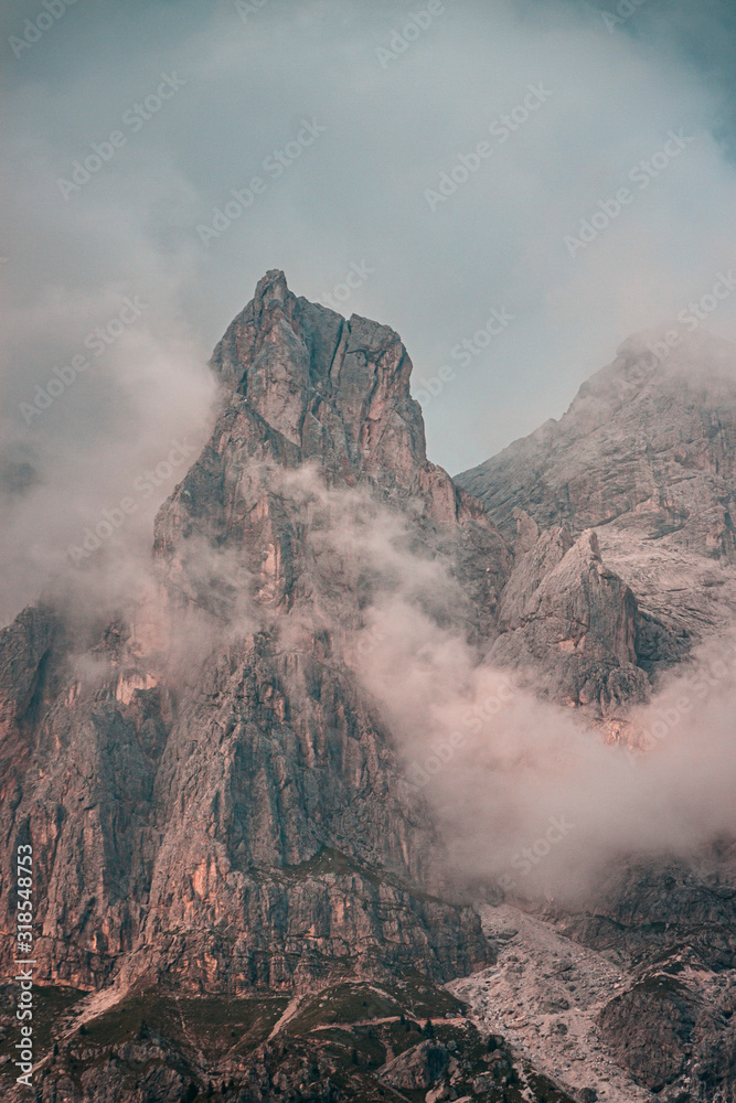 Fototapeta premium Dolomiten in Wolken