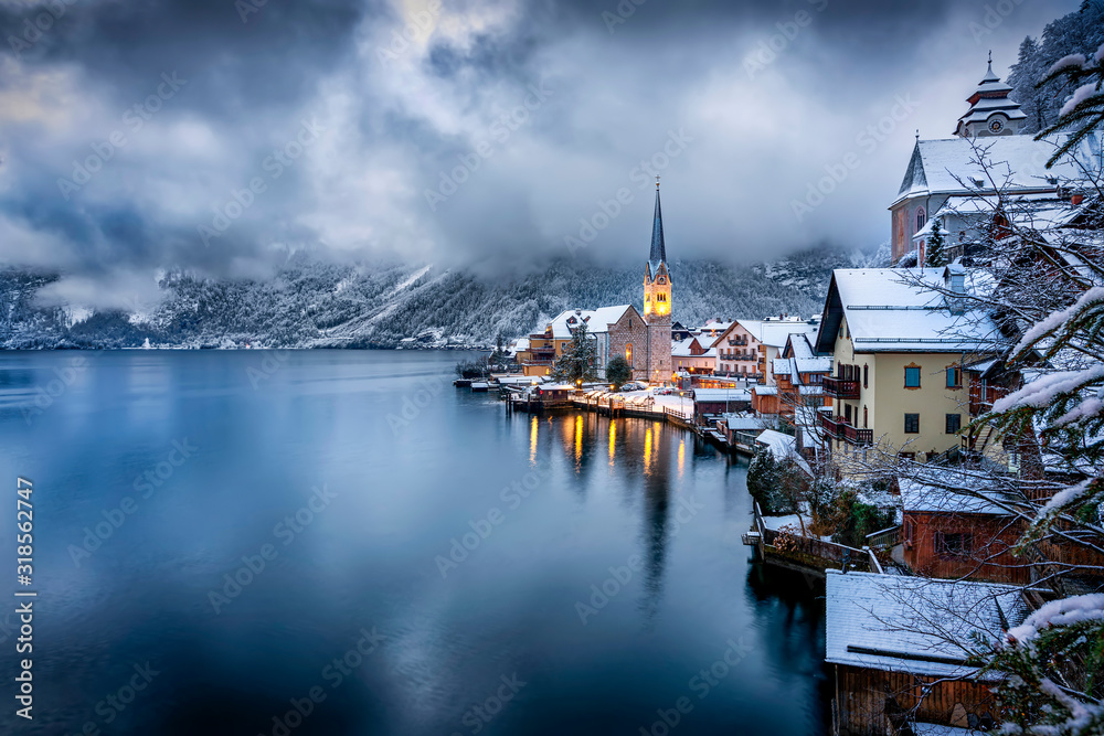 Das idyllische Dorf Hallstatt an einem Wintermorgen mir Wolken und tiefem Schnee, Alpen, Österreich