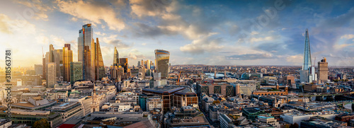 Sonnenuntergang hinter den modernen Wolkenkratzern der Skyline von London, Großbritannien © moofushi