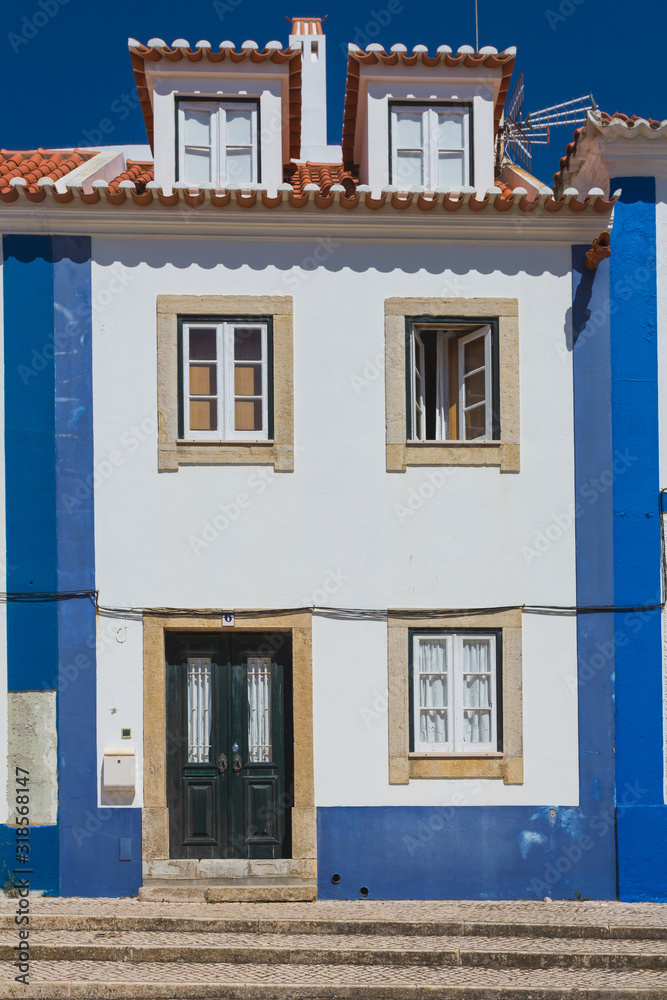 Maison typique blanche et bleue