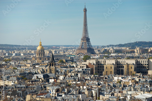 Paris skyline with the Eiffel tower on a sunny day © Lukas Uher