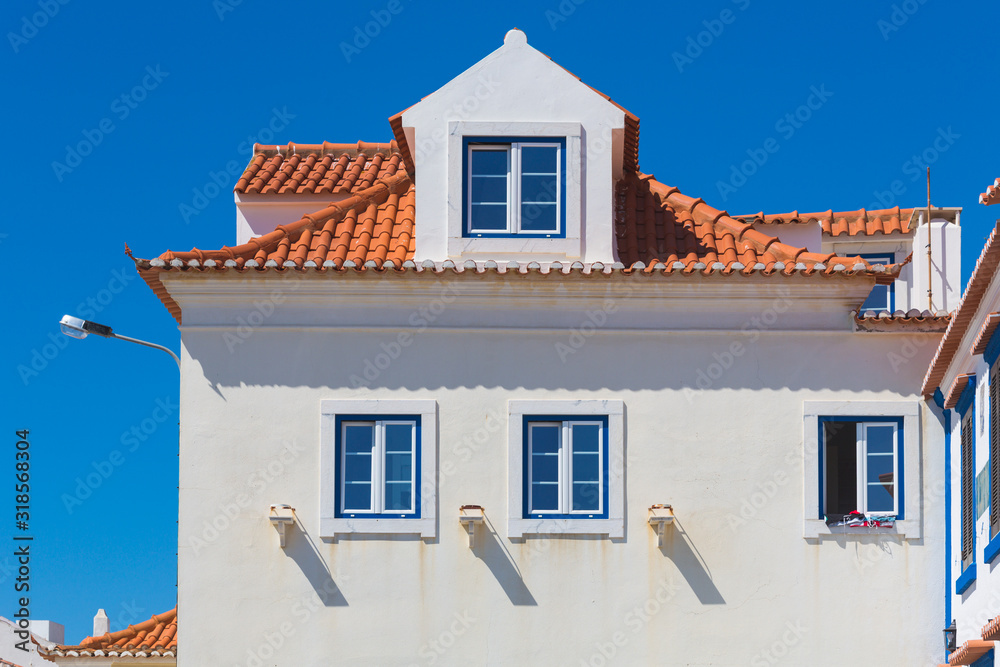 Maison blanche et ciel bleu