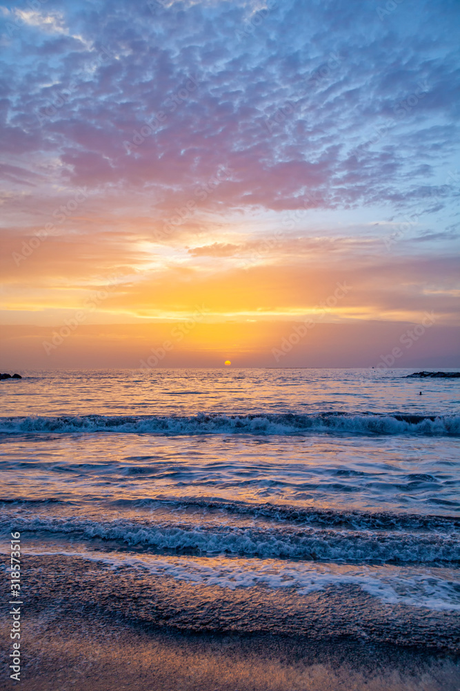 Obraz premium beautiful sunset on the sea and sand beach 