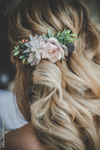 Fryzura ślubna kwiat we włosach