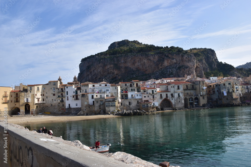 Fototapeta premium veduta della spiaggia nella città di Cefalù, Palermo. Sicilia