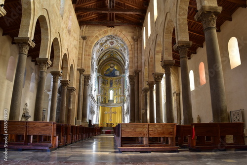 Il duomo di Cefalù, nome con cui è nota la Basilica Cattedrale della Trasfigurazione, è una basilica minore che si trova a Cefalù, nella città metropolitana di Palermo, Sicilia photo