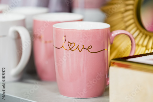 Mug en céramique rose avec texte love en doré