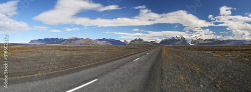 Panoramique d une route dans le paysage d  sertique islandais