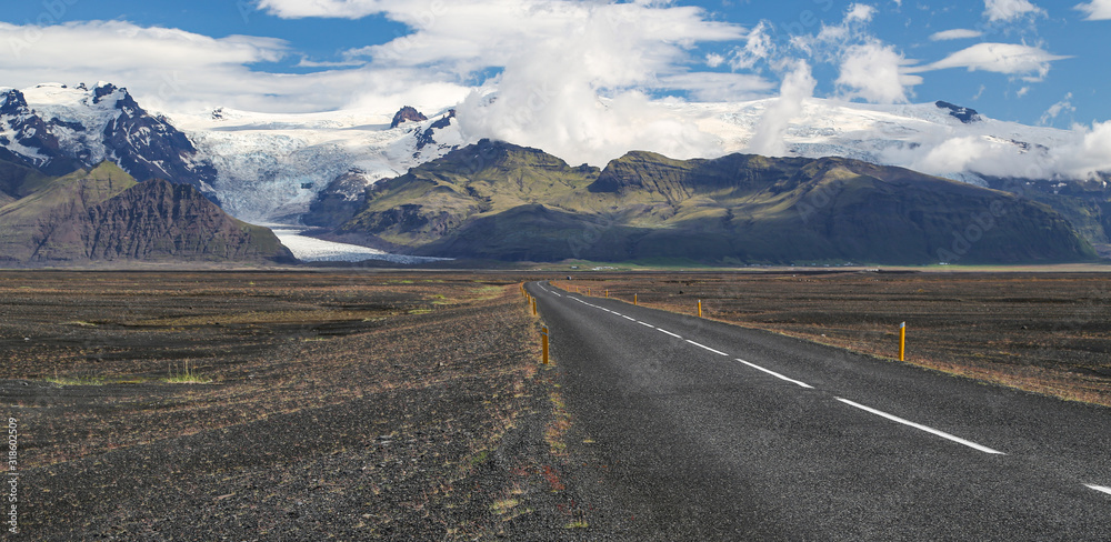 Panorama d'une route traversant les paysages islandais