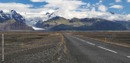 Panorama d'une route traversant les paysages islandais