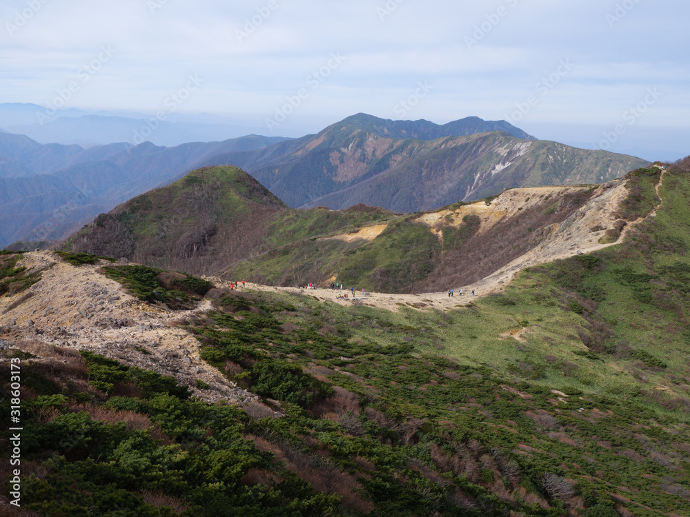 Fototapeta premium 晩秋の那須岳（茶臼岳、朝日岳、三本槍岳）の登山道
